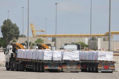 Tres de los cinco únicos caminoes con ayuda que ayer entraron en Gaza.