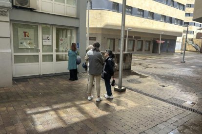 Cleintes, ayer por la mañana en la oficina de la Cámara de Comercio en la avenida Padre Isla.