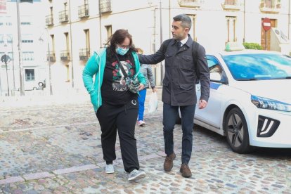 El letrado de la acusada, Carlos López, anima a su defendida.