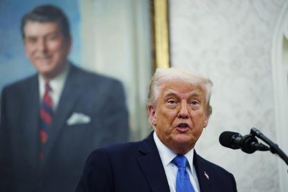 El presidente estadounidense, Donald Trump, habla en la Oficina Oval de la Casa Blanca en Washington, DC, EE.UU., 19 de mayo de 2025. EFE/EPA/SAMUEL CORUM / POOL.