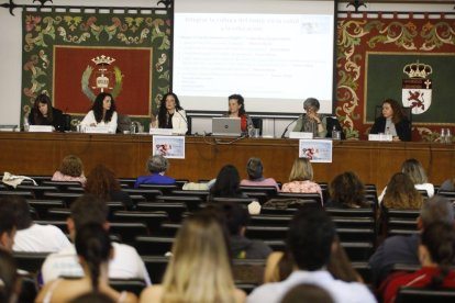 Participantes en la jornada organizada en le Facultad de Derecho.