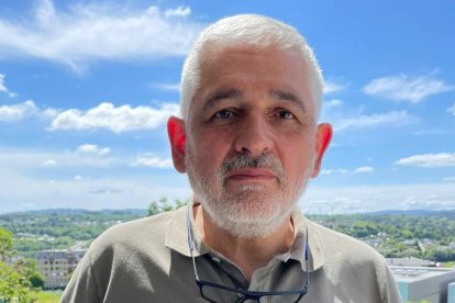 Gaspar Méndez, con su libro, 'La noche del desarme'.