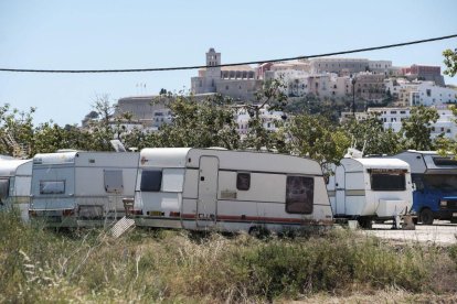 Imagen de caravanas en Ibiza.