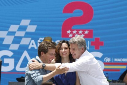 Feijóo con Ayuso y Almeida durante el acto organizado por el PP en Madrid.
