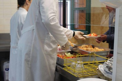 Servicio de comida en el comedor social de Asleca.