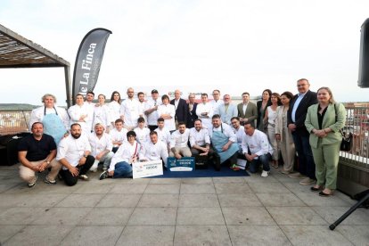 Juan Coreses, en el centro con el cheque de 2.000 euros, con el resto de participantes.  Plato ganador.