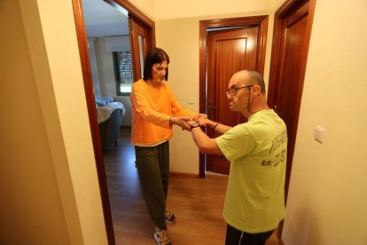 Mari Carmen hace de lazarillo con su hermano José Antonio Núñez.