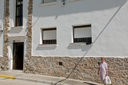 Una vecina del barrio de Colominas en uno de los edificios afectados.