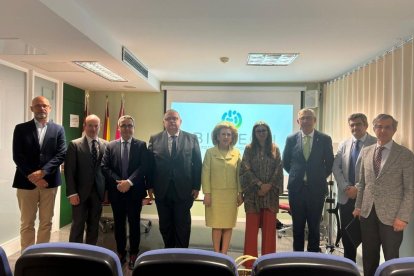 El consejero de Sanidad (centro), junto a miembros de Sacyl, la ULE e Ibioleón.