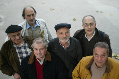 Rodrigo González, en el centro, con boina, junto a Gerardo Pertejo, Ángel Villa, Antonio López Larín, Joaquín Colín y Carlos García.
