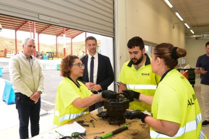 Visita del gerente del Ecyl a la planta de GAM en Villamañán.