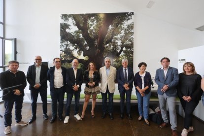Eva Testa, del Coal, y Juan Carlos Prieto (quinta y sexto izda.), junto a los miembros de la Fundación Las Médulas.