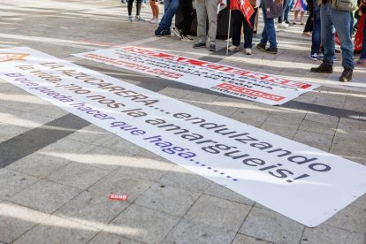 Pancartas contra el cierre de la Azucarera.