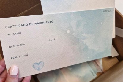 La caja contiene material para que las amilias guarden los recuerdos del bebé.