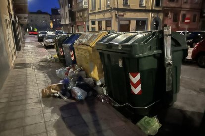 Contenedores en la calle Pérez Crespo, en la madrugada del sábado.