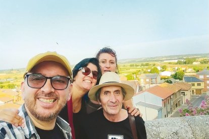 Aníbal Álvarez Fontán, con su mujer, Rosana María Fagundez, Nuria Navarro Antón y José Ore.