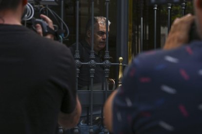 El exsecretario de Organización del PSOE Santos Cerdán a su salida de su domicilio.