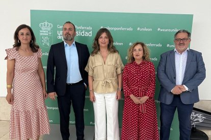 En el centro, el decano de Ciencias de la Salud, la rectora y la vicerrectora.
