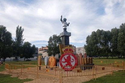 Altar preparado para alentar la lumbre en la noche de san Juan; un goteo incesante de leoneses se toma fotos en este punto ya protegido por la policía.