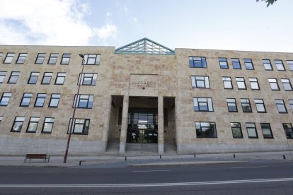 Fachada de los Juzgados de León.