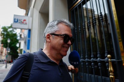 El exsecretario de Organización del PSOE Santos Cerdán junto a varios periodistas.