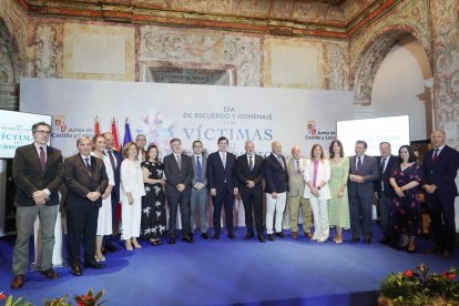 Mañueco, con todas las personas distinguidas con las medallas de reconocimiento.