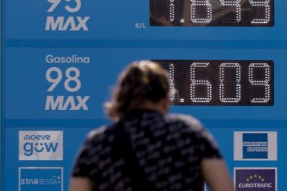 Una mujer observa los precios en una gasolinera de Valencia.