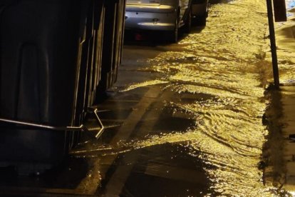 Calle anegada tras un reventón en Trobajo.