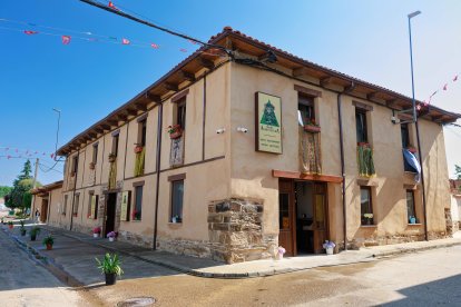 La antigua casa del cura, ahora reconvertida en un hotel rural, data de alrededor de 1.790.
