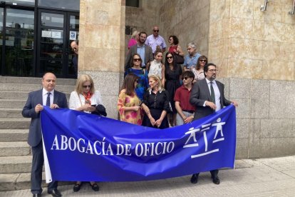 Los abogados de oficio se concentraron a la puerta de los juzgados de León.