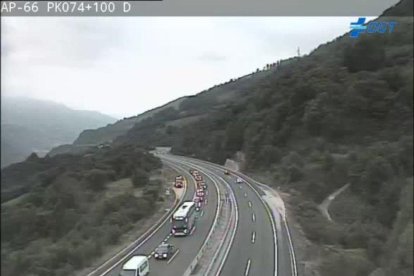 Imagen de las retenciones sufridas por los conductores en fechas recientes en la autopista AP-66.