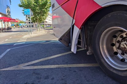 La rueda trasera del autobús se reventó generando un ruido similar a una explosión, pero sin consecuencias.