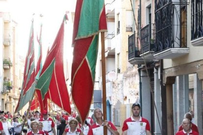 Los pendones, por las calles de La Bañeza, se congregaron en la Plaza Mayor.