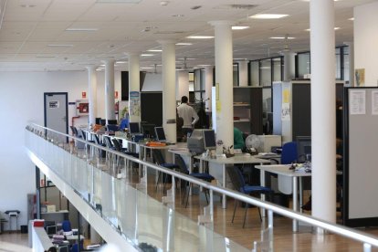 Varios funcionarios trabajando en las instalaciones del Ayuntamiento de San Andrés del Rabanedo.