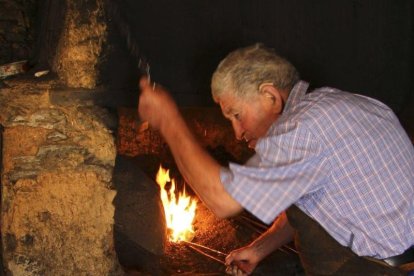 Imagen de archivo de José Ares, herrero de Valdespino.