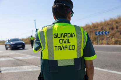 Un agente de la Guardia Civil, durante una campaña de control de la Dirección General de Tráfico