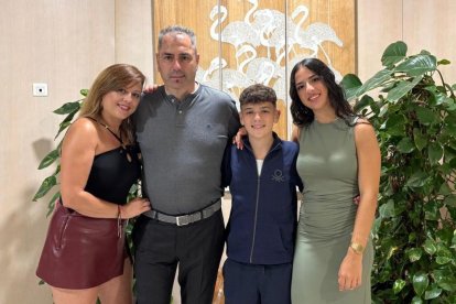 Gabi entre Esther y sus hijos Hugo y Jimena.