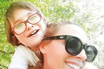 Céline Rodríguez Limón, con su hijo Marc, en una fotografía cedida por la escritora.