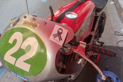 Jorge Cabanes, ganador en Clásicas en Xátiva, lució en su carenado el crespón negro en honor a Abel Ramos.