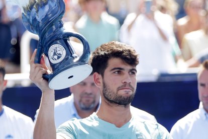 Carlos Alcaraz con su trofeo de campeón en CIncinnati.