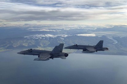 Dos F18 españoles en vuelo sobre Islandia en una operación de policías de la Otan.