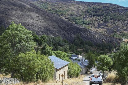 Imagen del incendio de Fasgar (León), que lleva activo desde el pasado 8 de agosto. EFE/ J. Casares.