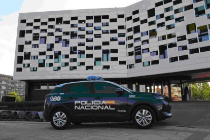 Vehículo del Cuerpo Nacional de Policía en San Andrés del Rabanedo (León).