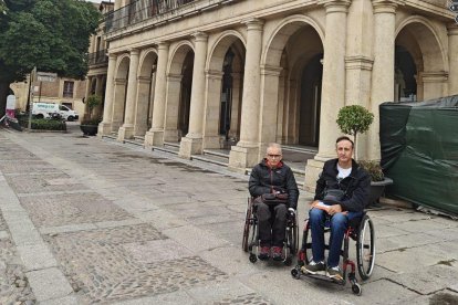 Juan Aguado y Agustín Fernánez, antes de entrar a la reunión con el alcalde en el Ayuntamiento.
