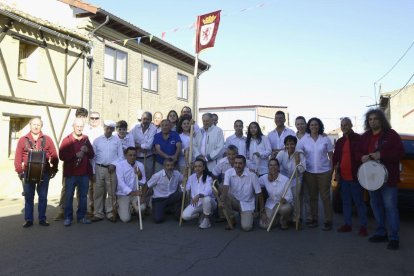 Foto de familia de los participantes en la fiesta.