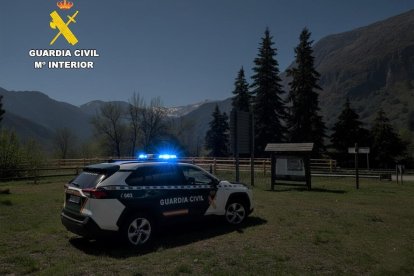 Vehículo de la Guardia Civil en el que fueron trasladados los senderistas extraviados.