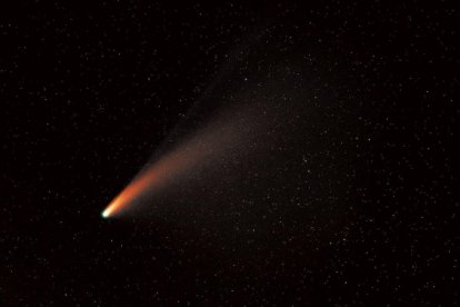 Foto de archivo de un meteorito.  Recreación artística del asteroide 1998 KY26.