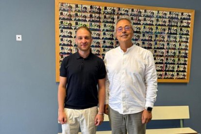 Los dos investigadores Víctor Fernández y Alfonso Fernández Manso.