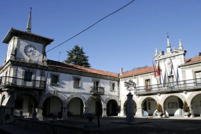 Plaza del Ayuntamiento de la Pola de Gordón.