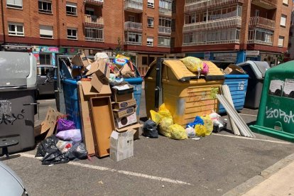 Contenedores de residuos llenos en la calle Jaime Balmes de la capital leonesa.